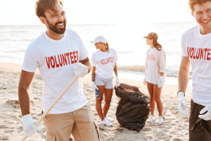 volunteers on beach with Nonprofit Insurance